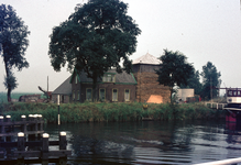 845715 Gezicht op de boerderij Zuidereind 1 te Eembrugge (gemeente Baarn) met op de voorgrond de Eem.